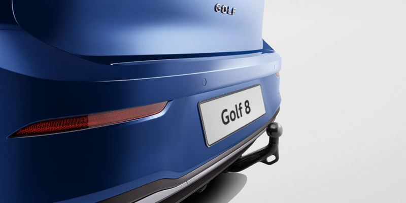Dettaglio del gancio di traino sfilabile originale Volkswagen, montato su una Golf 8.
