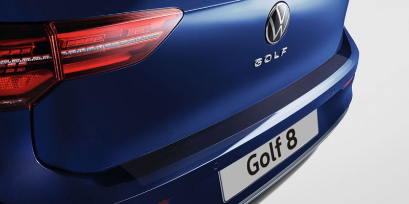 Dettaglio della protezione della battuta posteriore originale Volkswagen, montata su una Golf 8.