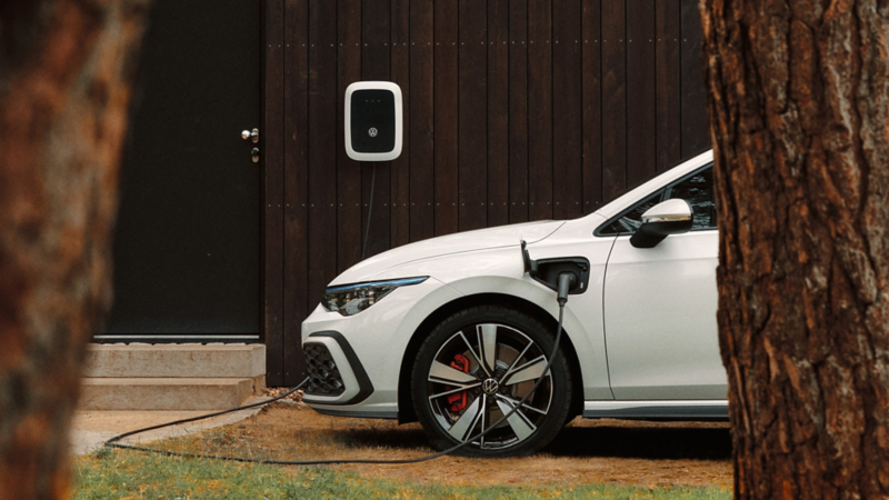 Golf GTE podłączony do ładowarki