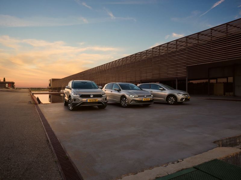 Volkswagen Nouveau T-Roc blanc stationné dans une rue avec un homme devant