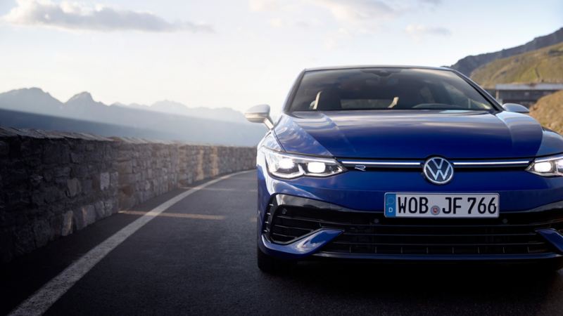 La nouvelle Golf R sur une route de montagne, vue de face. Les montagnes sont en arrière-plan.