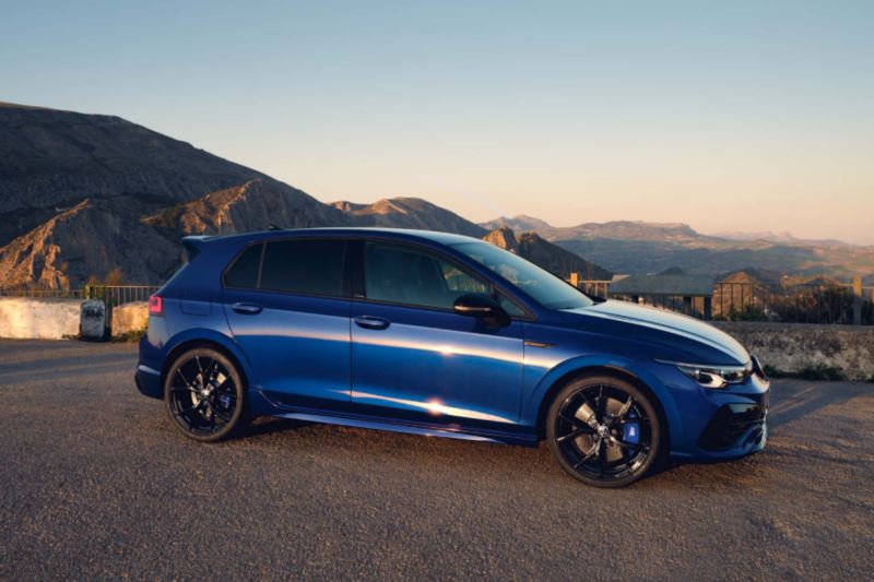 Volkswagen Golf R 20 aniversario azul visto de costado con montañas de fondo