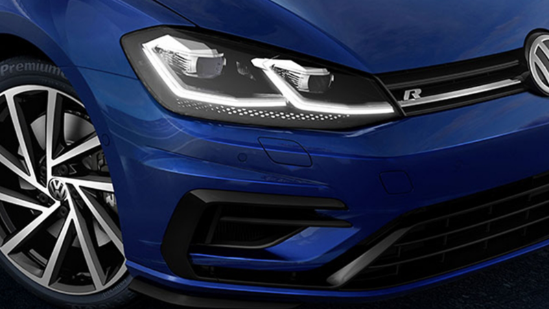 Faros frontales de auto deportivo Golf R de Volkswagen