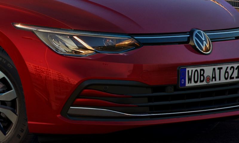 Frontansicht eines roten VW Golgf Variant Active, mit Fokus auf den LED Scheinwerfern. 