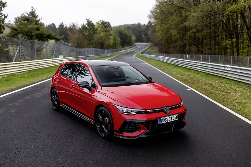 En röd Golf GTI Edition 50 står parkerad på en körbana