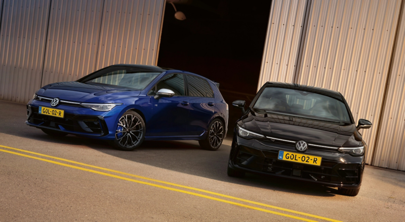 Twee Golf R's opgelijnd naast elkaar, vooraanzicht