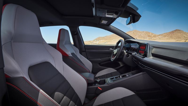 Sièges avant sport haut de gamme avec appuie-tête intégrés à l’intérieur d’une Golf GTI 2023.