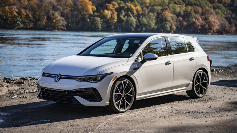 Une Golf R 2024 se trouve devant une colline