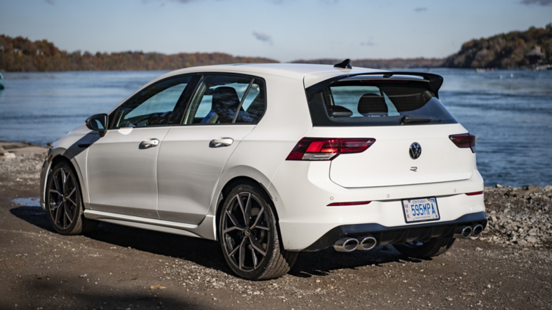Une Golf R 2024 blanche est garée devant une plage