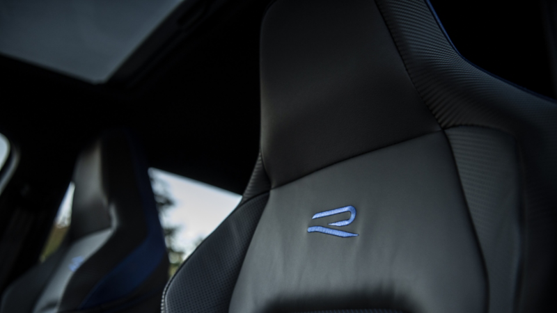 Sièges avant avec appuie-tête intégrés à l’intérieur d’une Golf R 2024