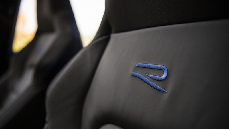 Sièges avant avec appuie-tête intégrés à l’intérieur d’une Golf R 2024