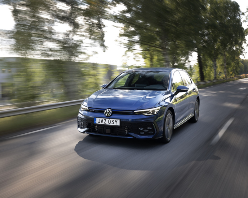 Mörkblå Volkswagen Golf kör på en väg 