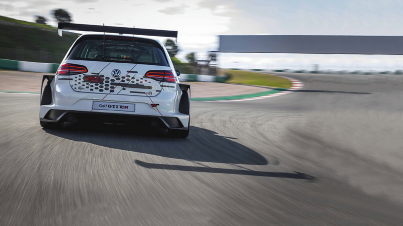 Golf GTI TCR på en racerbane bagfra