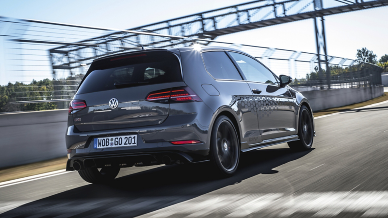 En golf gti på en racerbane