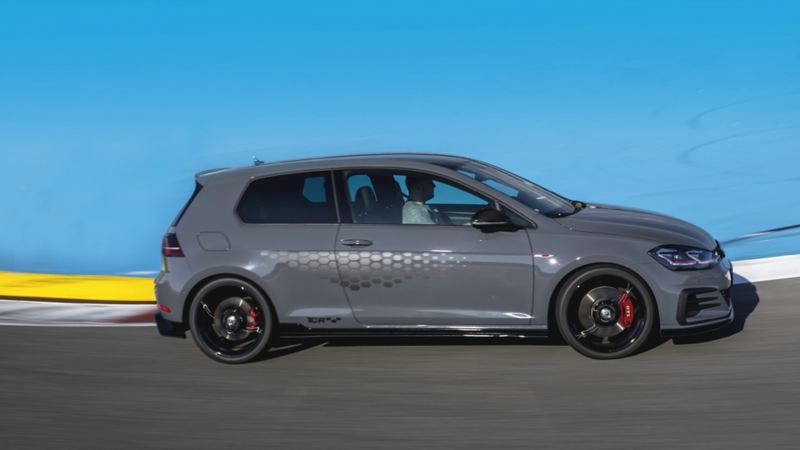 En golf gti fra siden foran blå væg