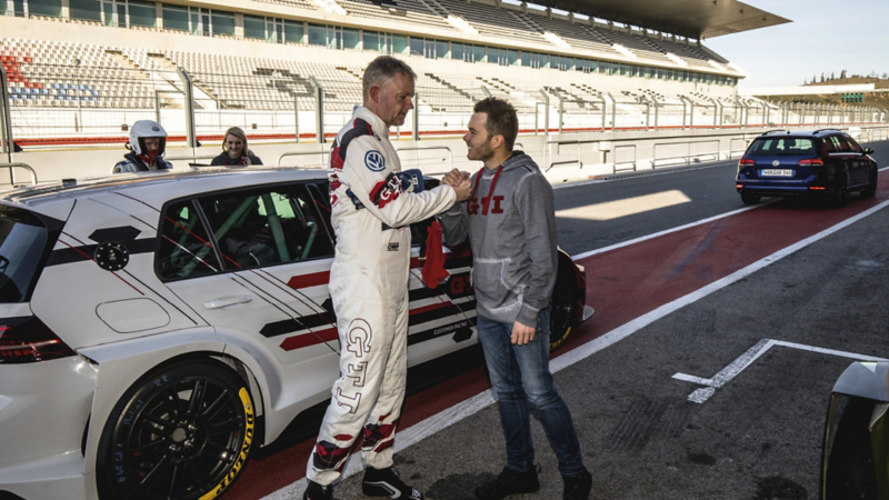 Golf GTI TCR kører og mand hilser på hinanden foran bilen på en racerbane