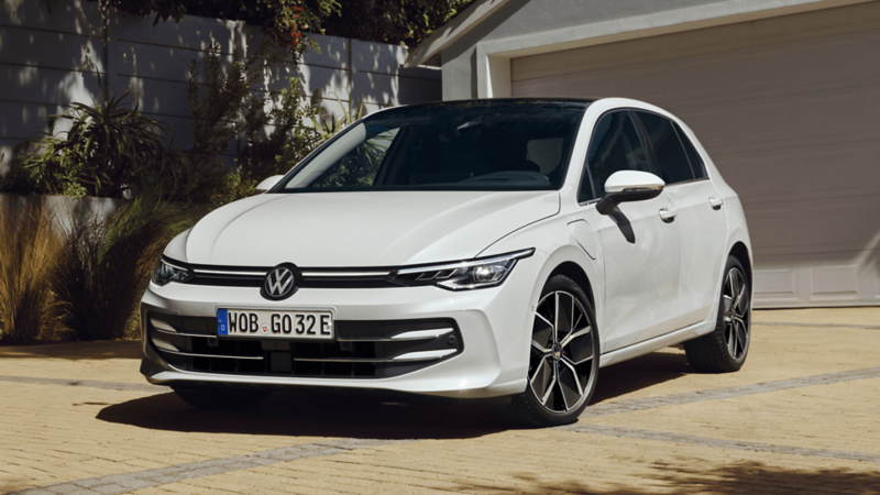 Biały Golf Volkswagen na podjeździe przed garażem
