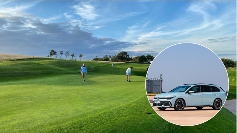 Golfbana med två personer som spelar golf, med en Volkswagen Sportscombi markerad i en cirkel