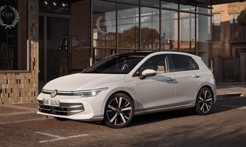 Zaparkowany w mieście biały Volkswagen Golf