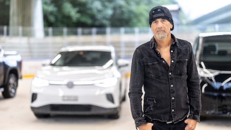 Freddy Scherer steht vor den VW Modellen der Band Gotthard.