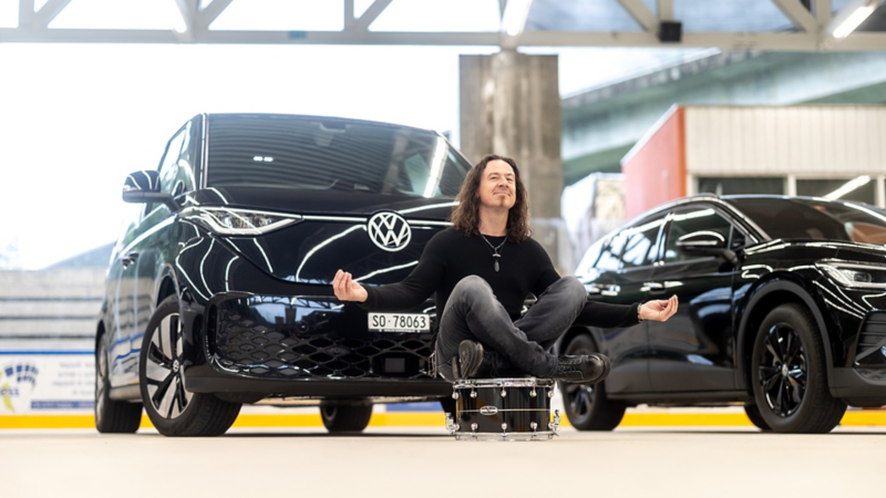 Flavio Mezzodi sitzt auf einer Trommel vor seinem VW Modell.