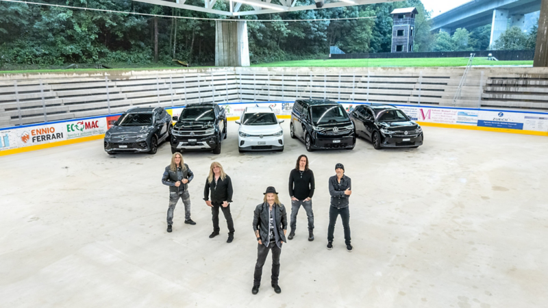 Die Band Gotthard steht in der Eishalle vor ihren VW Modellen.