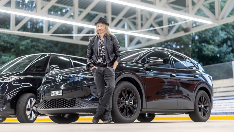 Nic Maeder lehnt sich an seinem VW an.