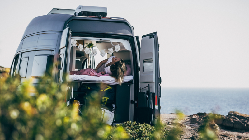 El Grand California con el toldo abierto y el mobiliario de camping. 