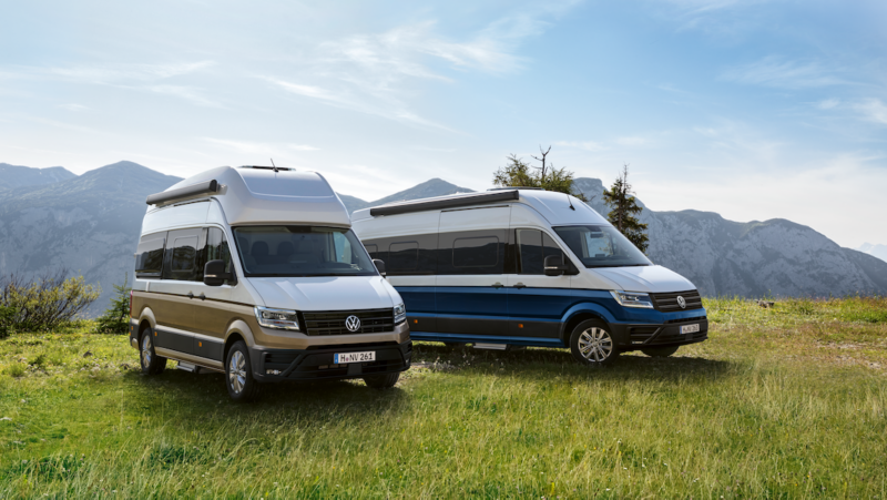 Un VW Grand California 600 y un 680 de lado en una planície. 