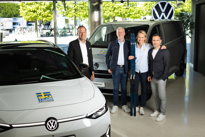 Fyra personer står vid en Volkswagenbil med Skiteam-logga. Från vänster: Sten Forsberg (chef Volkswagen Personbilar), Lars Öberg (längdchef Svenska Skidförbundet), Malin Westhed (marknadschef Svenska Skidförbundet, längd) och Markus Ostermaier (chef Volkswagen Transportbilar).