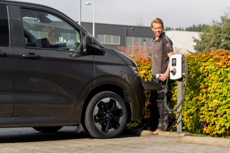 Man die stekker inplugt in een e-Transporter bestelwagen