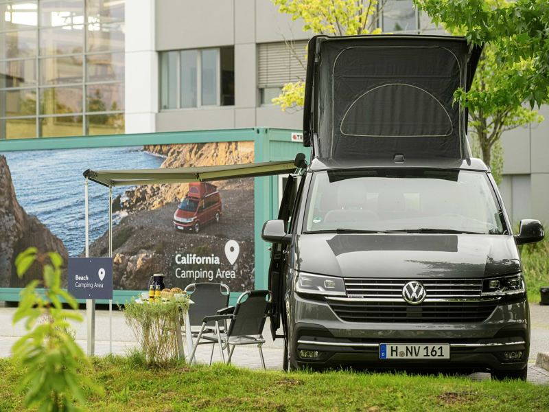 Ein VW California parkt auf dem Camping Gelände von Volkswagen.