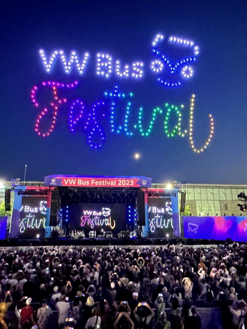 Drohnen erzeugen das VW Bus Festival Logo über dem Konzertgelände.