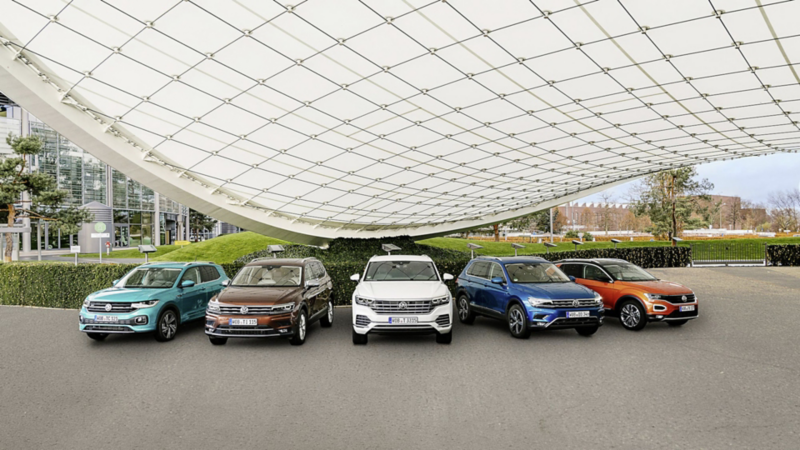 Od lewej do prawej stoją: T-Cross, Tiguan Allspace, Touareg, Tiguan OFFROAD i T-Roc