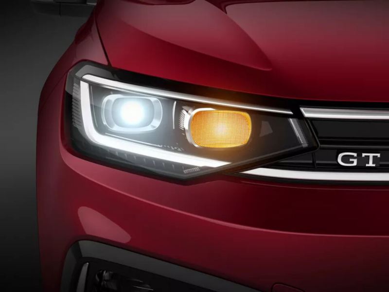 Nuevo Virtus de Volkswagen, con faros delanteros de luz LED. Auto sedán color rojo.