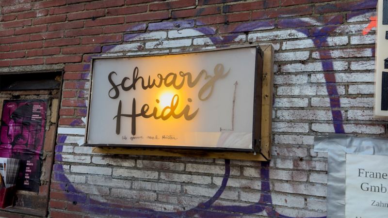 Jeniffer Mulinde Schmids Restaurant enseigne "Schwarze Heidi