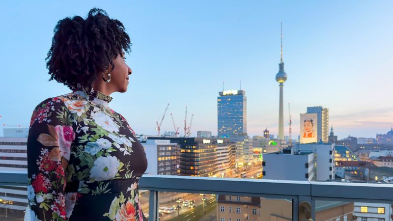 Jeniffer Mulinde Schmid è in piedi sul balcone e guarda verso Berlino