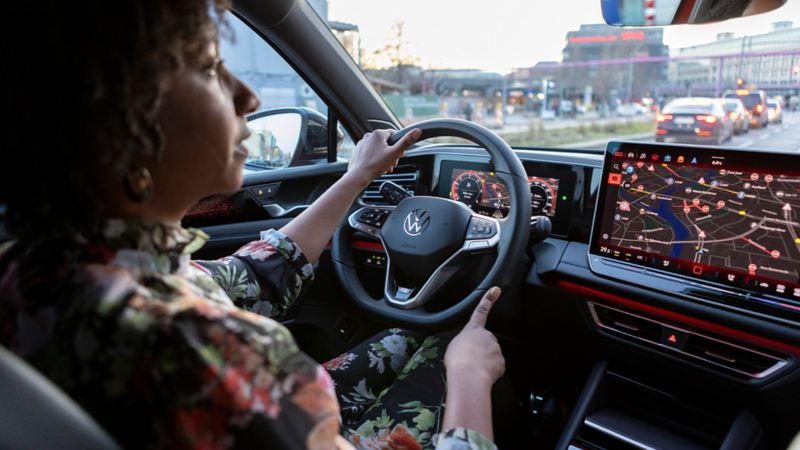 Jeniffer Mulinde Schmid est assise dans sa Tiguan