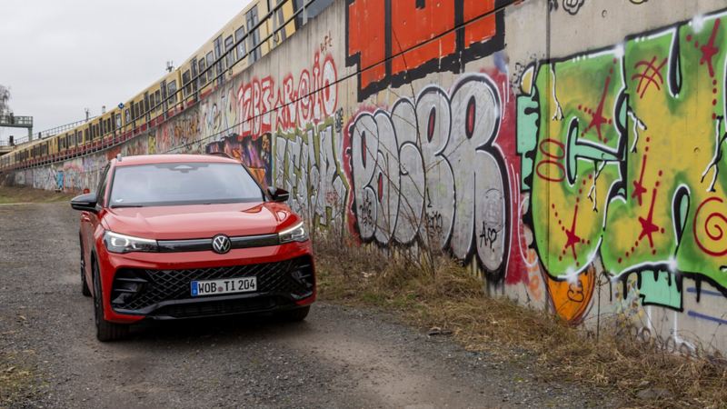 Jeniffer Mulinde Schmids Tiguan steht vor der East Side Gallery