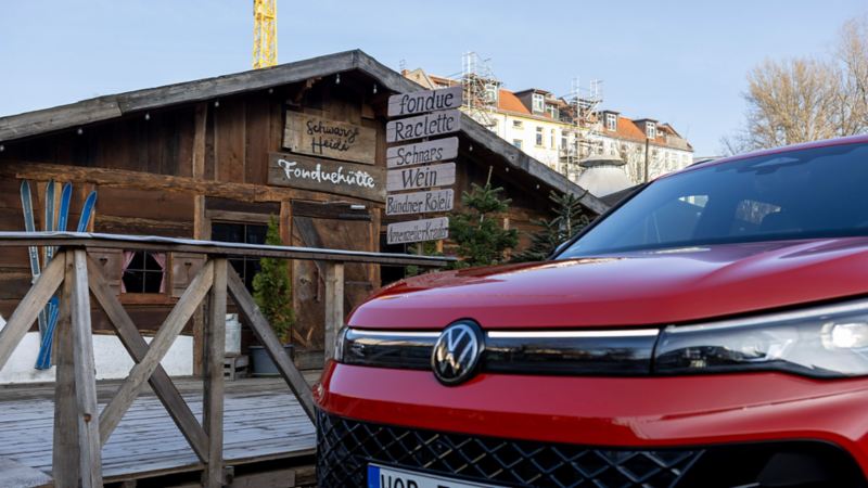 La Tiguan de Jeniffer Mulinde Schmid est garée devant son chalet à fondue