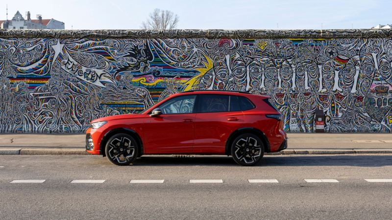 La VW Tiguan di Jeniffer Mulinde Schmid parcheggiata davanti alla East Side Gallery