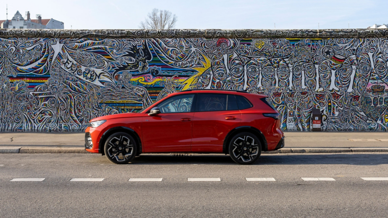 Der VW Tiguan von Jeniffer Mulinde Schmid steht vor der East Side Gallery