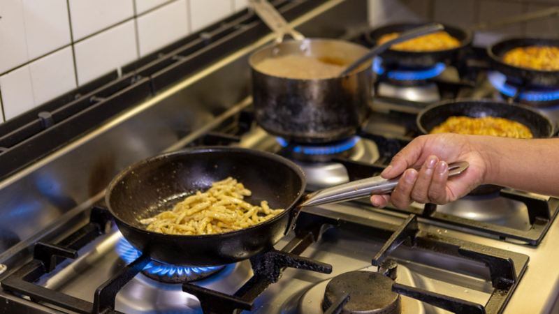 Jeniffer Mulinde Schmid packt in der Küche ihrer Fonduehütte mit an