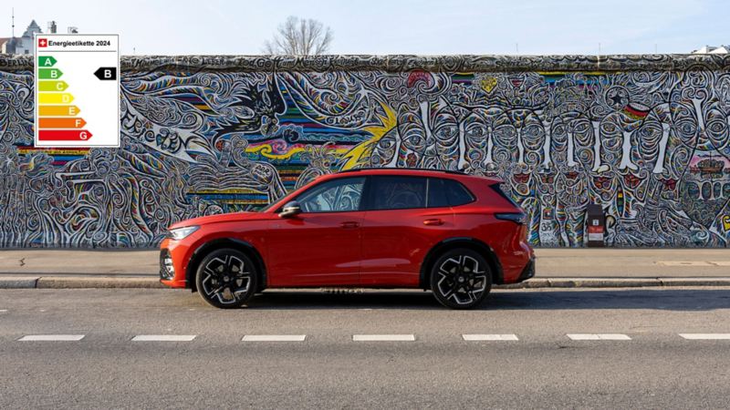 Der VW Tiguan von Jeniffer Mulinde Schmid steht vor der East Side Gallery