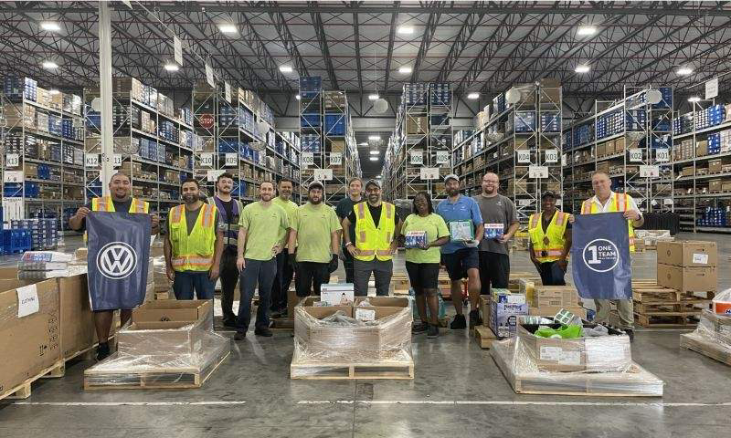 Los miembros del equipo de Volkswagen Chattanooga ayudan a recaudar dinero y hacen donaciones a las víctimas del huracán Helene.