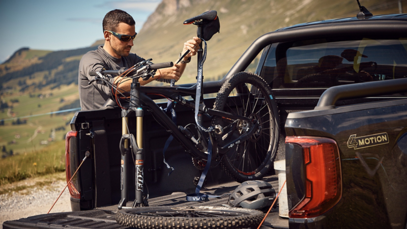 Curdin Gregori bereitet sein Bike auf dem VW Amarok vor. 