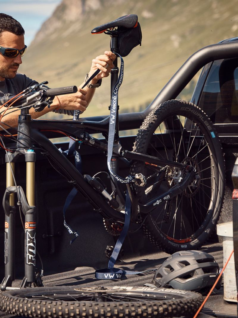 Curdin Gregori bereitet sein Bike auf dem VW Amarok vor. 
