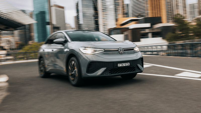 ID.5 pro driving through city