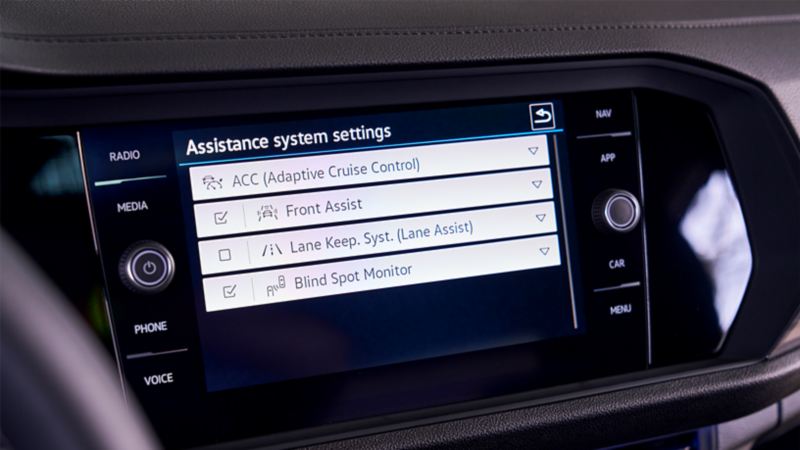 Écran tactile affichant les paramètres du Système d’Assistance d’une VW Jetta 2022