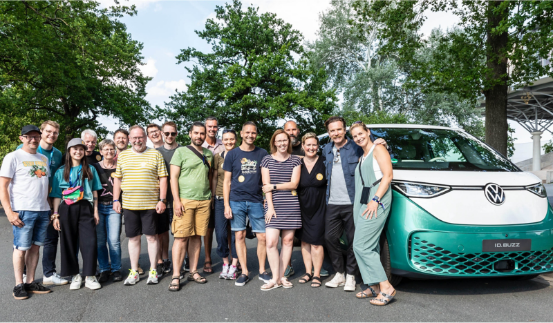 VW Bus Festival Besucher bei einem Quiz.